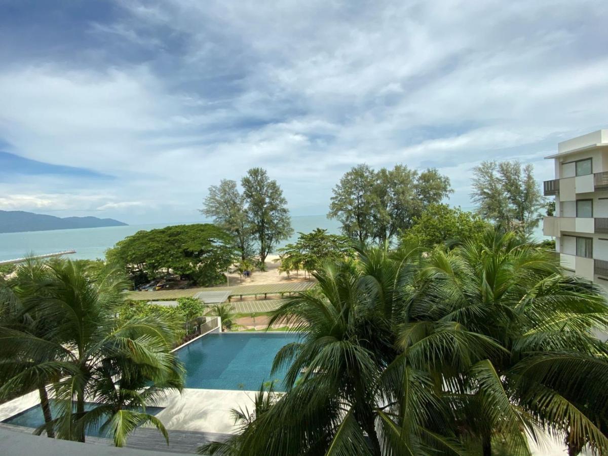 By The Sea@ Cozy Beachfront Home Batu Feringgi Exterior foto