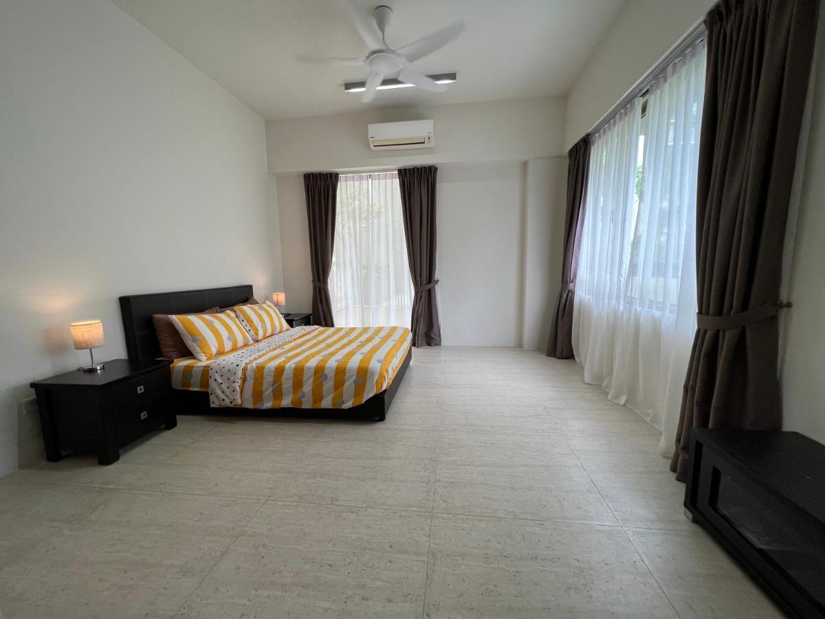 By The Sea@ Cozy Beachfront Home Batu Feringgi Exterior foto