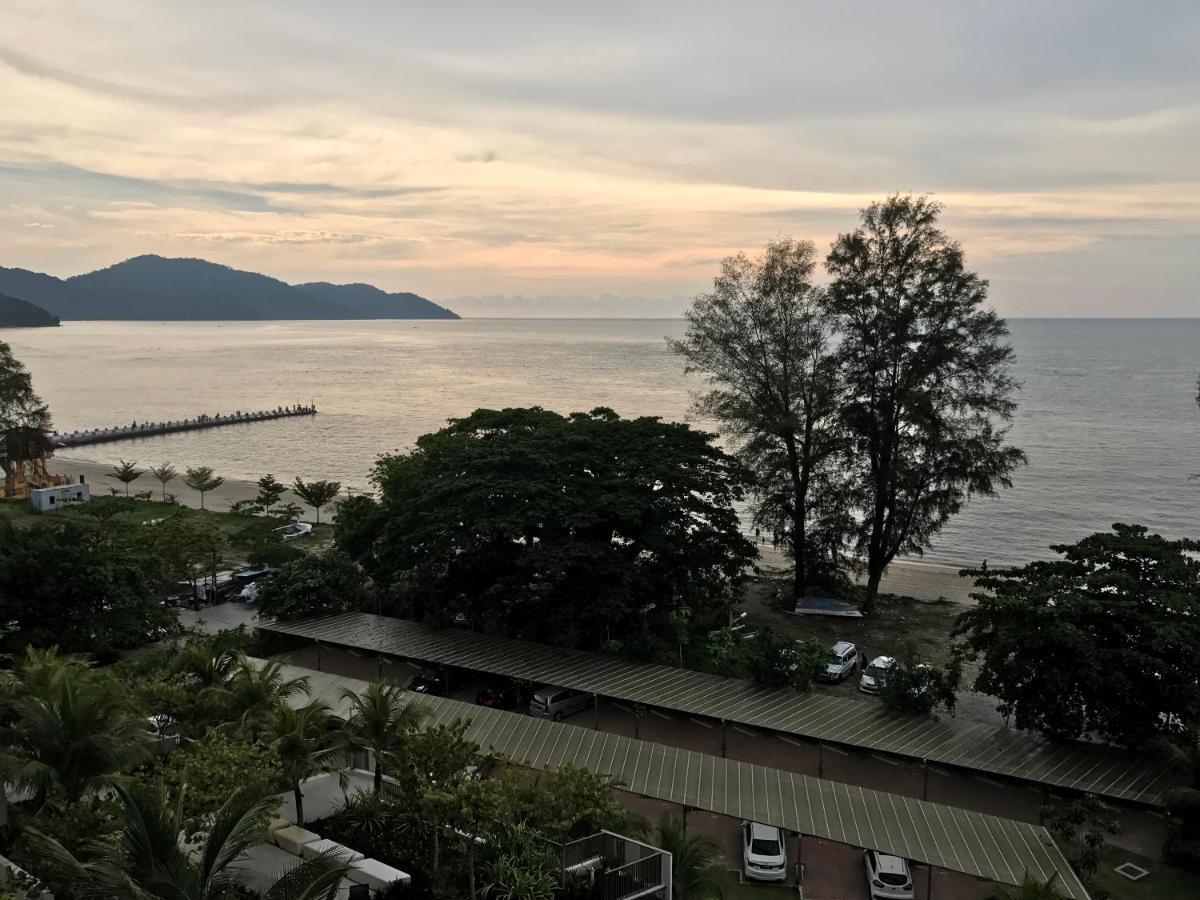 By The Sea@ Cozy Beachfront Home Batu Feringgi Exterior foto