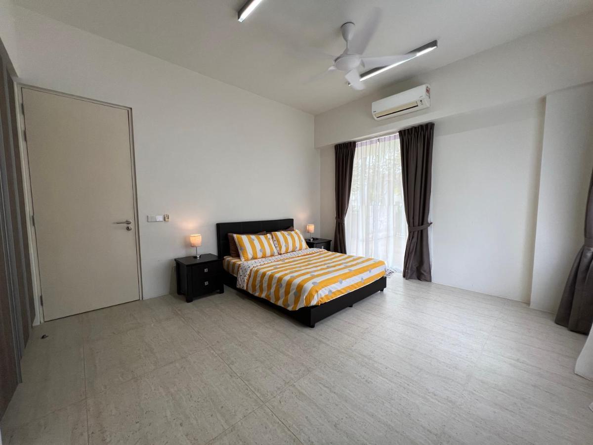 By The Sea@ Cozy Beachfront Home Batu Feringgi Exterior foto